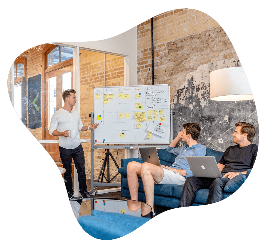 Photo d'un accompagnement des professionnels dans une salle de formation