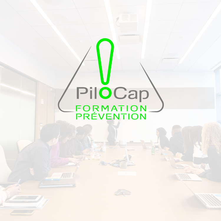 Logo vert et gris sur une image de conférence