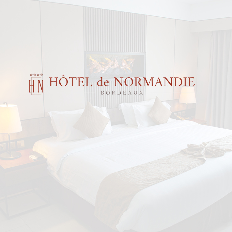 Logotype rouge sur image chambre hôtel