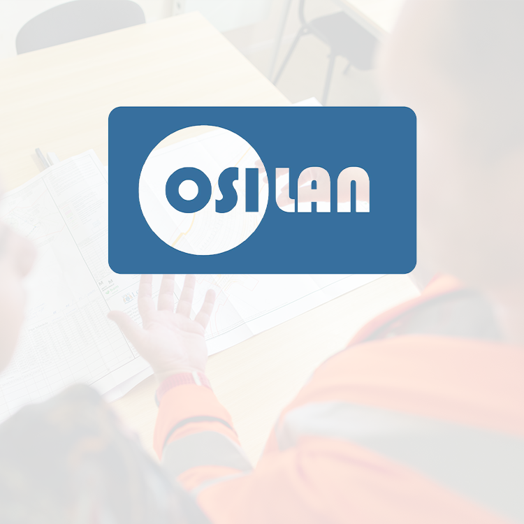 Logotype bleu sur une image d'un homme en orange montrant un plan