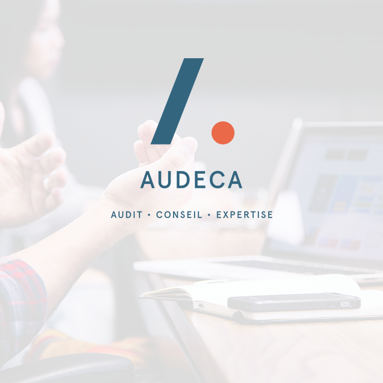 Logotype bleu et orange sur une image d'un homme et d'une femme autour d'une table où sont posé un smartphone, un ordinateur et un cahier