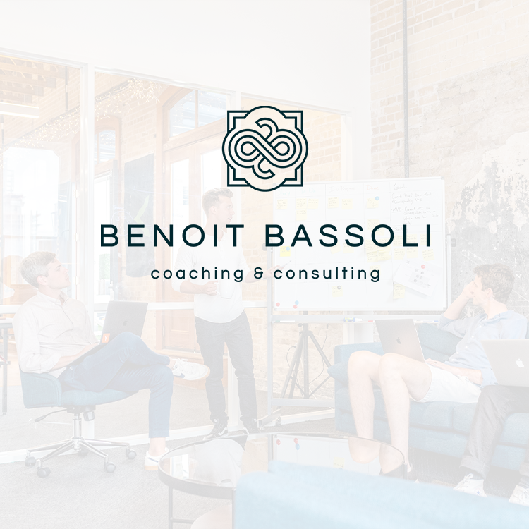 Logotype bleu sur une image de formation entre professionnels