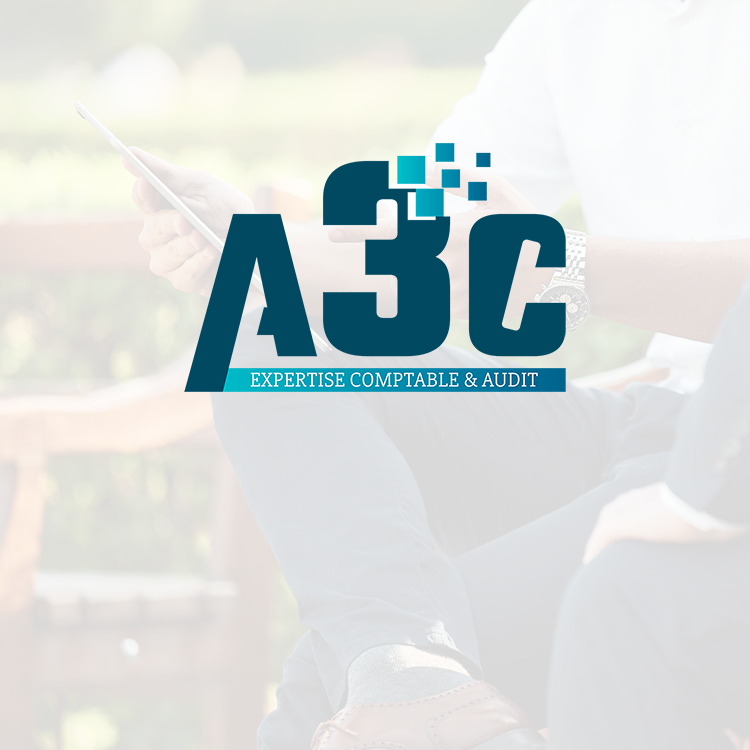 Logotype bleu sur une image d'un homme utilisant une tablette numérique